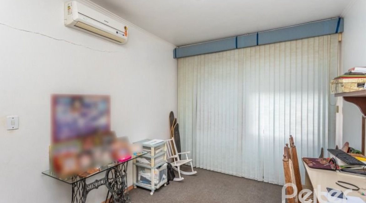 Casa à venda com 246m², 3 dormitórios, 1 suíte, 4 vagas, no bairro Jardim Isabel em Porto Alegre