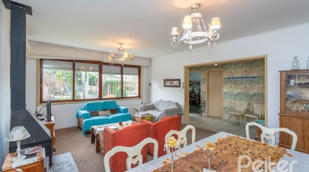 Casa à venda com 246m², 3 dormitórios, 1 suíte, 4 vagas, no bairro Jardim Isabel em Porto Alegre