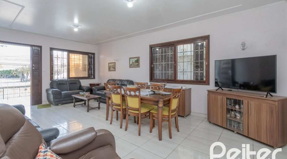 Casa à venda com 302m², 5 dormitórios, 2 suítes, 6 vagas, no bairro Cristal em Porto Alegre