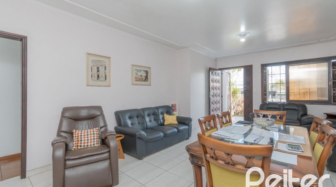 Casa à venda com 302m², 5 dormitórios, 2 suítes, 6 vagas, no bairro Cristal em Porto Alegre