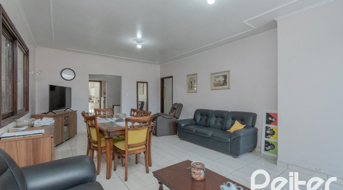 Casa à venda com 302m², 5 dormitórios, 2 suítes, 6 vagas, no bairro Cristal em Porto Alegre