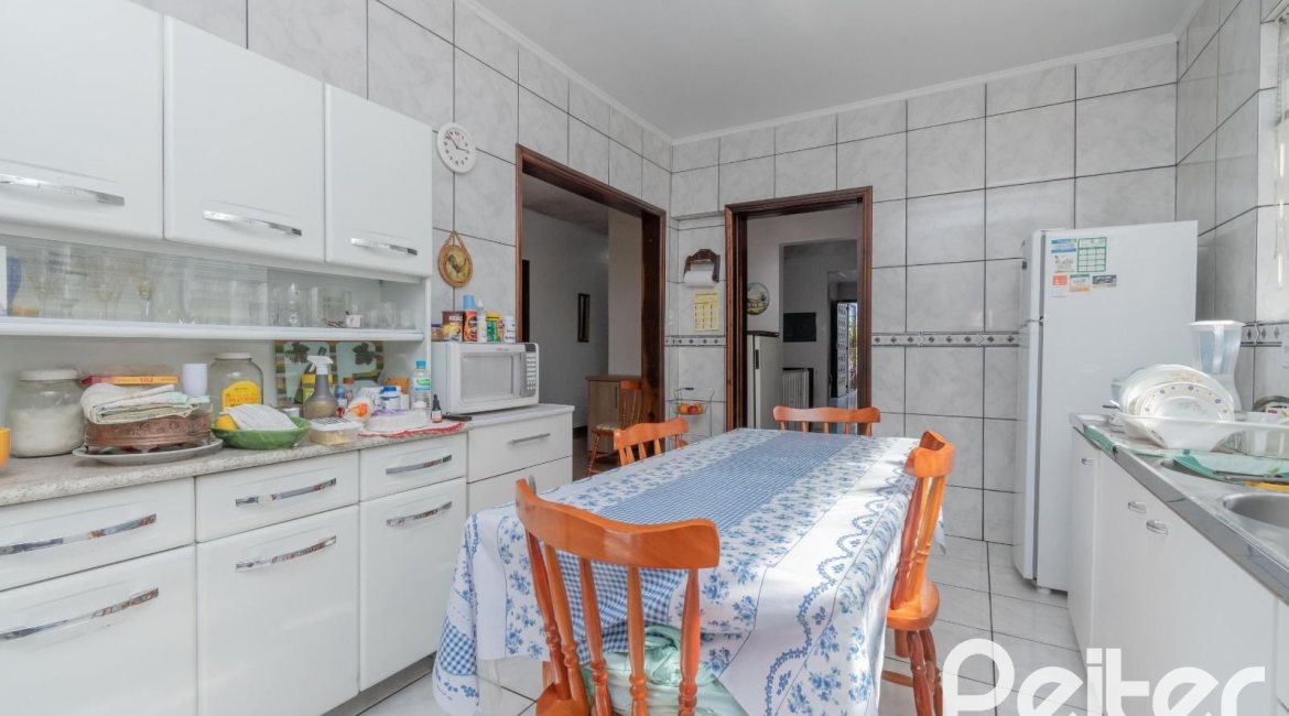 Casa à venda com 302m², 5 dormitórios, 2 suítes, 6 vagas, no bairro Cristal em Porto Alegre