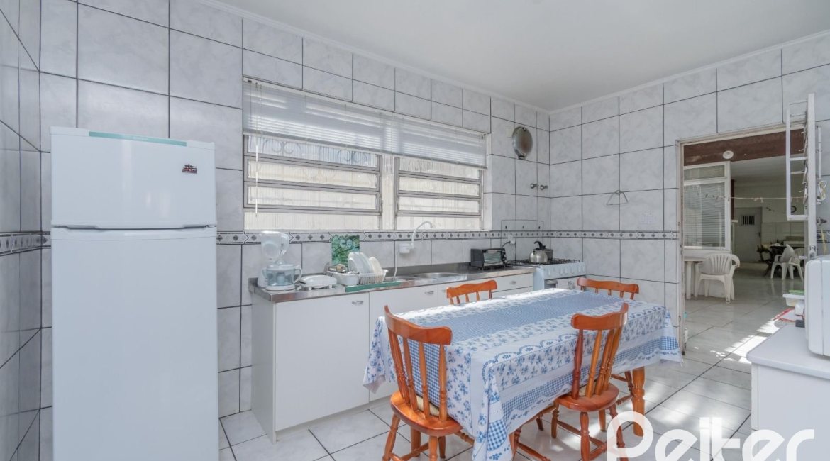 Casa à venda com 302m², 5 dormitórios, 2 suítes, 6 vagas, no bairro Cristal em Porto Alegre