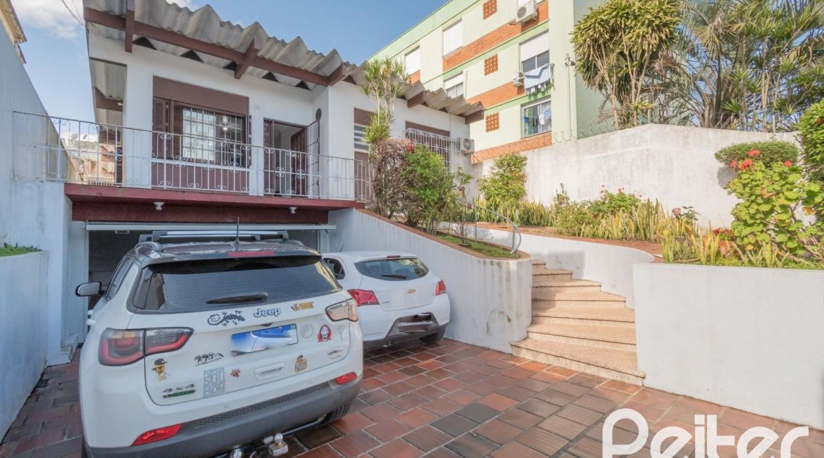 Casa à venda com 302m², 5 dormitórios, 2 suítes, 6 vagas, no bairro Cristal em Porto Alegre