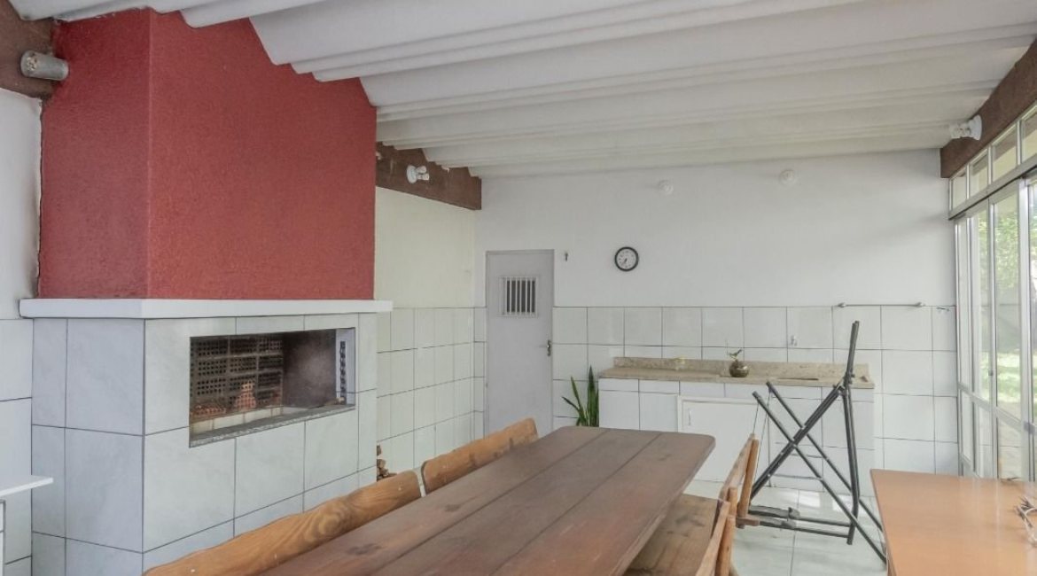 Casa à venda com 302m², 5 dormitórios, 2 suítes, 6 vagas, no bairro Cristal em Porto Alegre