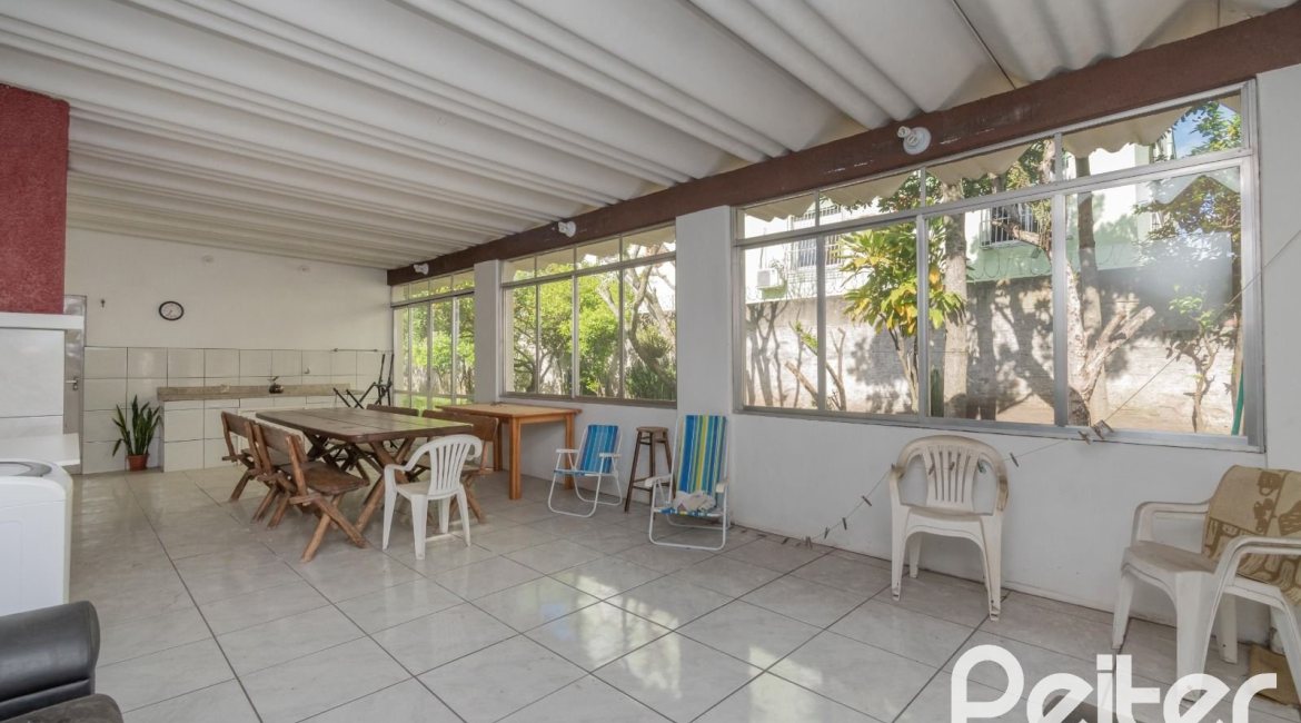 Casa à venda com 302m², 5 dormitórios, 2 suítes, 6 vagas, no bairro Cristal em Porto Alegre