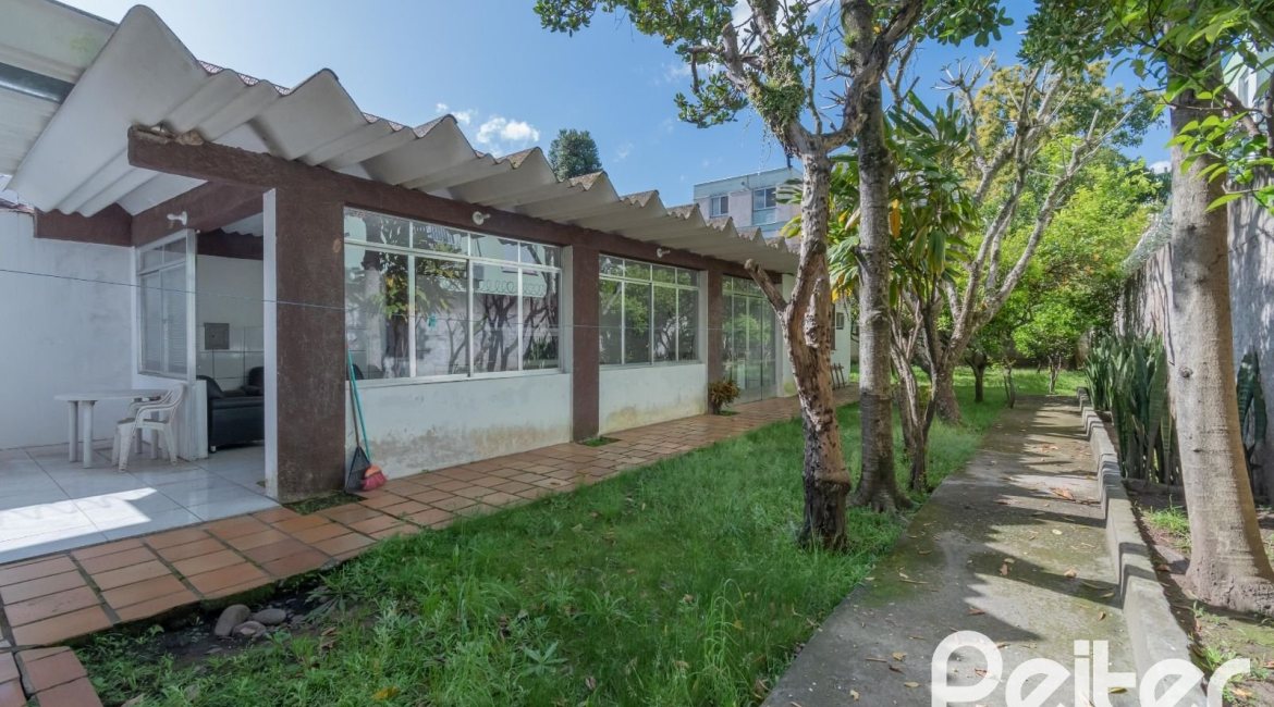 Casa à venda com 302m², 5 dormitórios, 2 suítes, 6 vagas, no bairro Cristal em Porto Alegre