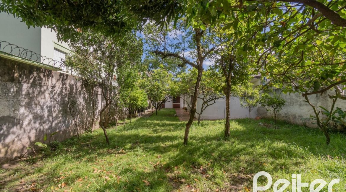 Casa à venda com 302m², 5 dormitórios, 2 suítes, 6 vagas, no bairro Cristal em Porto Alegre