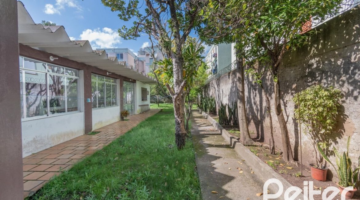 Casa à venda com 302m², 5 dormitórios, 2 suítes, 6 vagas, no bairro Cristal em Porto Alegre