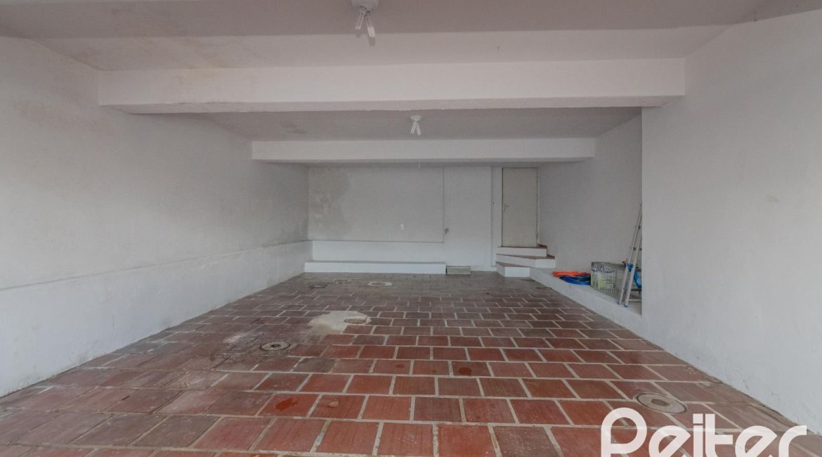 Casa à venda com 302m², 5 dormitórios, 2 suítes, 6 vagas, no bairro Cristal em Porto Alegre