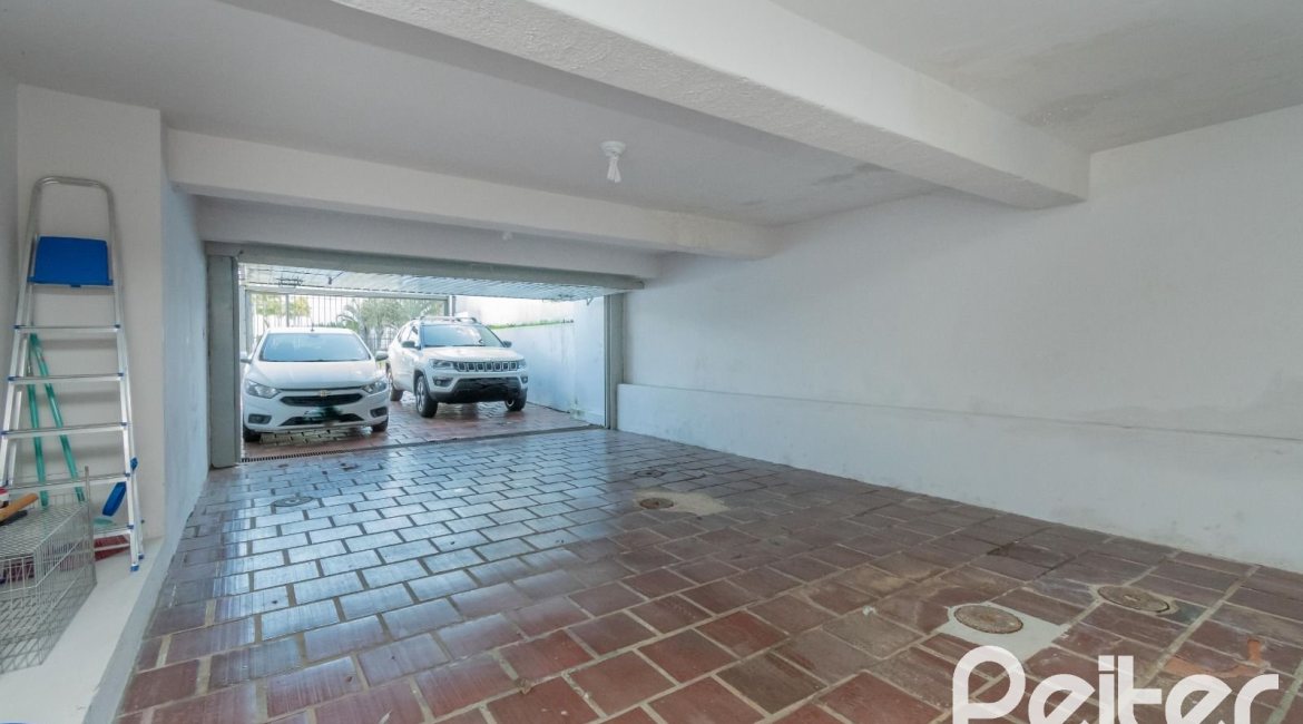 Casa à venda com 302m², 5 dormitórios, 2 suítes, 6 vagas, no bairro Cristal em Porto Alegre