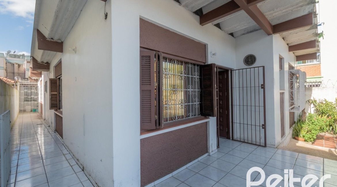 Casa à venda com 302m², 5 dormitórios, 2 suítes, 6 vagas, no bairro Cristal em Porto Alegre