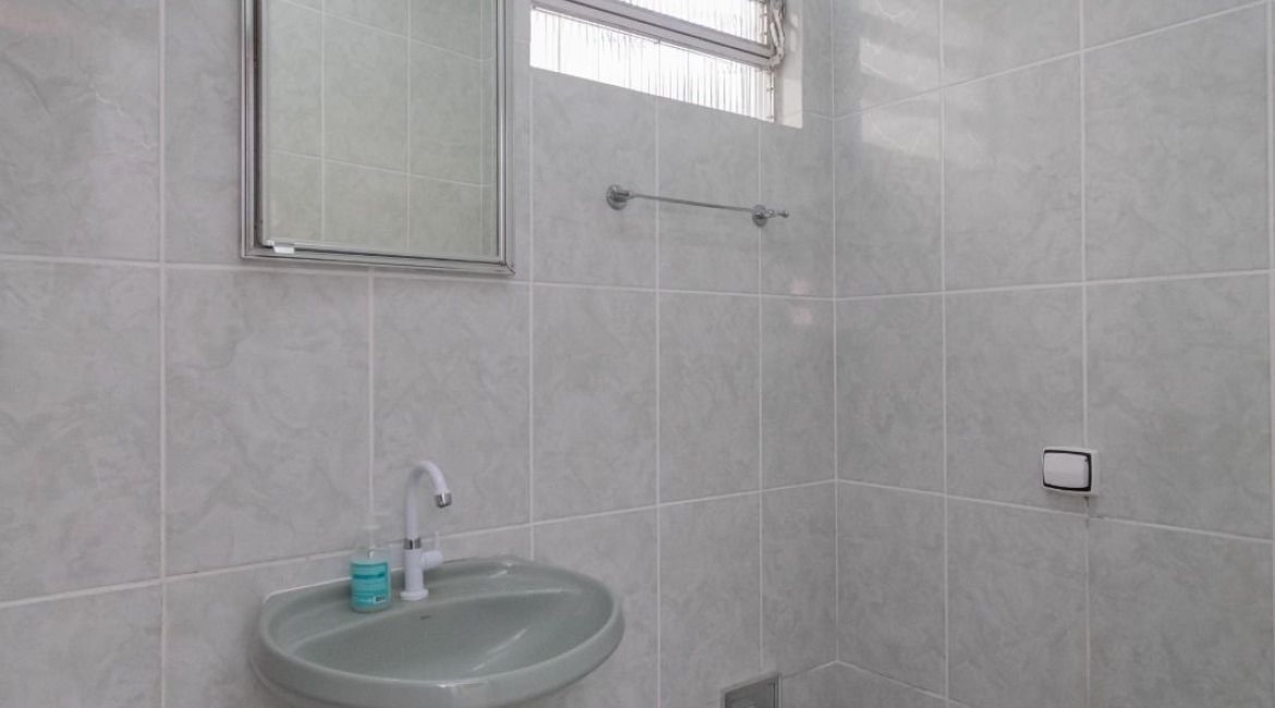 Casa à venda com 302m², 5 dormitórios, 2 suítes, 6 vagas, no bairro Cristal em Porto Alegre