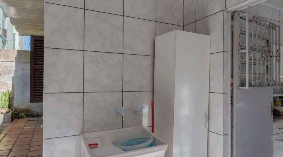 Casa à venda com 302m², 5 dormitórios, 2 suítes, 6 vagas, no bairro Cristal em Porto Alegre