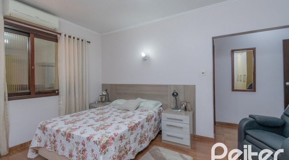 Casa à venda com 302m², 5 dormitórios, 2 suítes, 6 vagas, no bairro Cristal em Porto Alegre