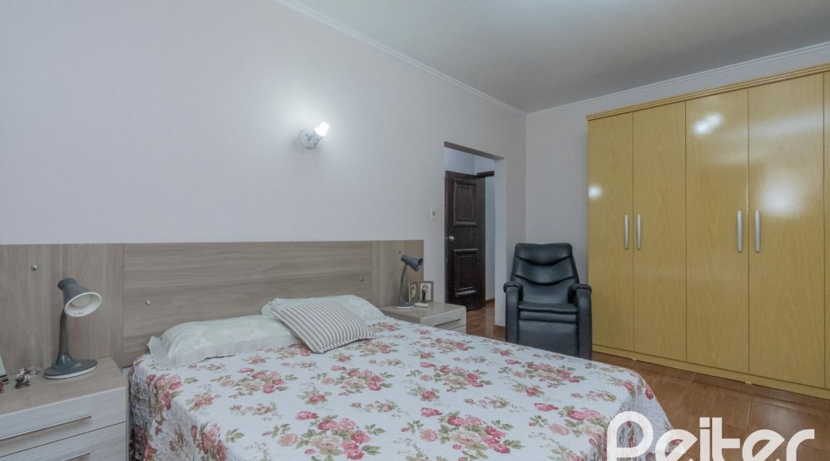 Casa à venda com 302m², 5 dormitórios, 2 suítes, 6 vagas, no bairro Cristal em Porto Alegre