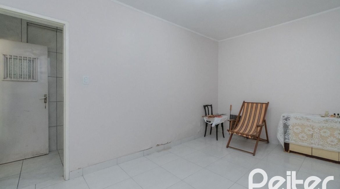 Casa à venda com 302m², 5 dormitórios, 2 suítes, 6 vagas, no bairro Cristal em Porto Alegre