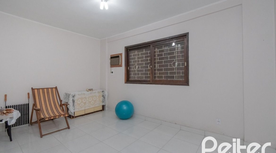 Casa à venda com 302m², 5 dormitórios, 2 suítes, 6 vagas, no bairro Cristal em Porto Alegre