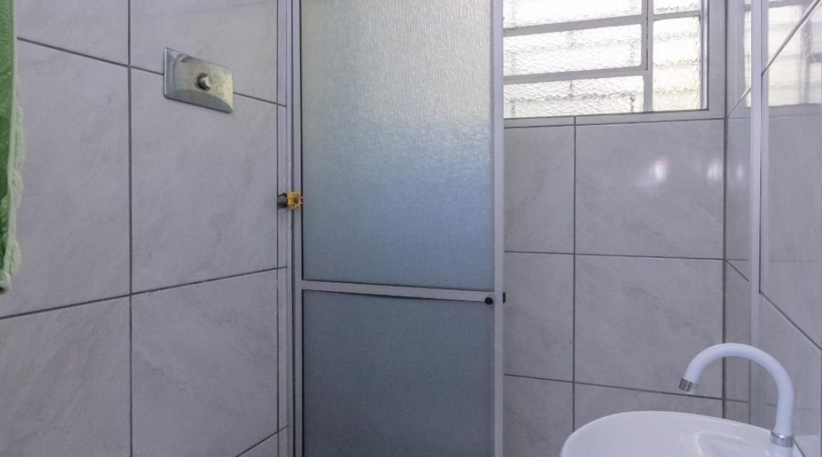 Casa à venda com 302m², 5 dormitórios, 2 suítes, 6 vagas, no bairro Cristal em Porto Alegre