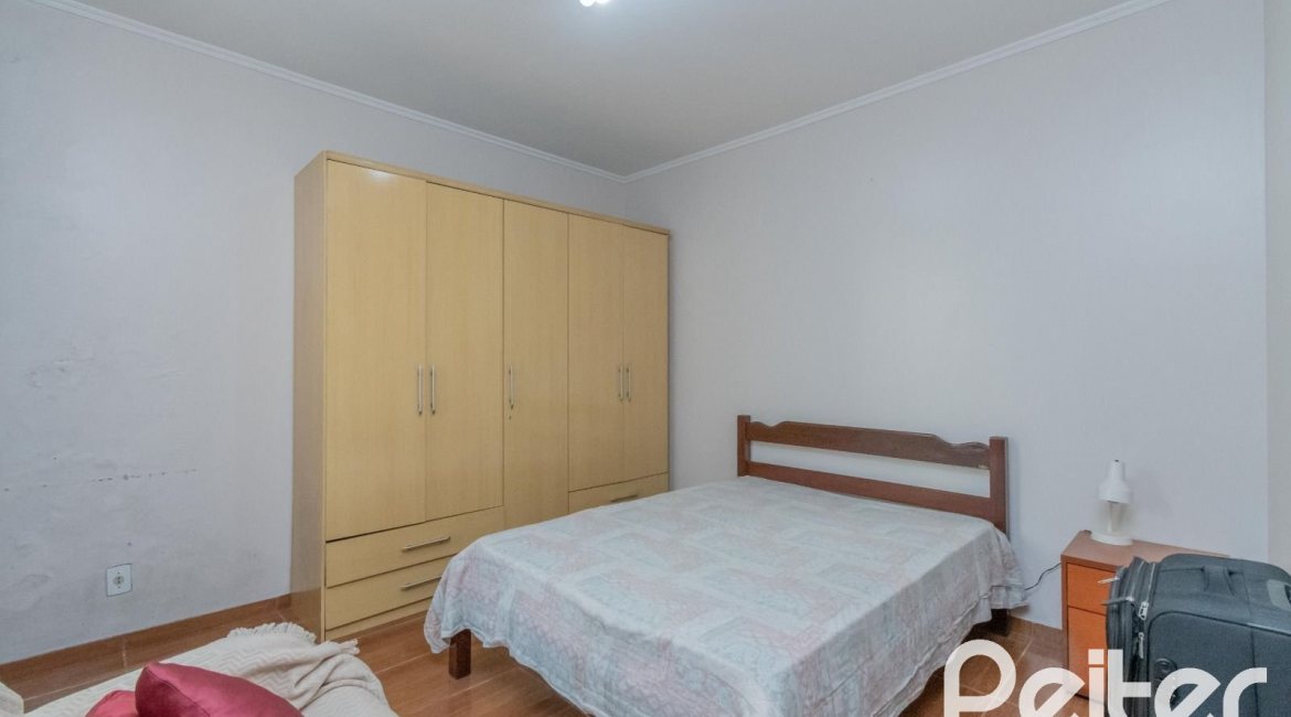 Casa à venda com 302m², 5 dormitórios, 2 suítes, 6 vagas, no bairro Cristal em Porto Alegre