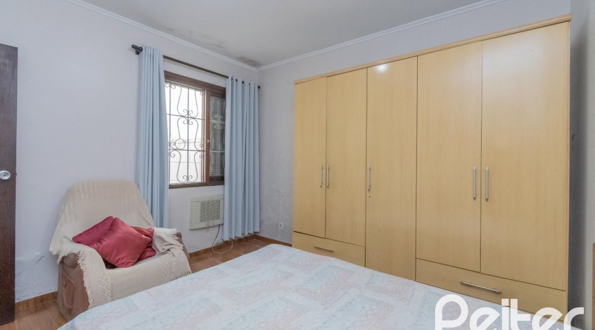 Casa à venda com 302m², 5 dormitórios, 2 suítes, 6 vagas, no bairro Cristal em Porto Alegre