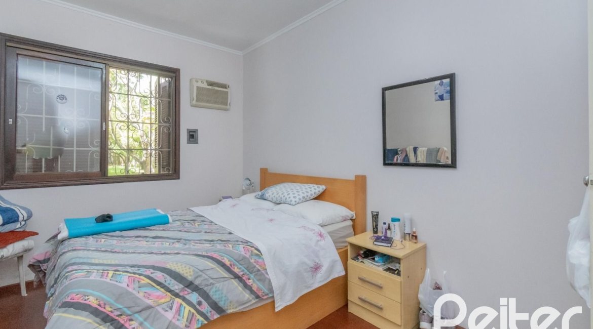 Casa à venda com 302m², 5 dormitórios, 2 suítes, 6 vagas, no bairro Cristal em Porto Alegre