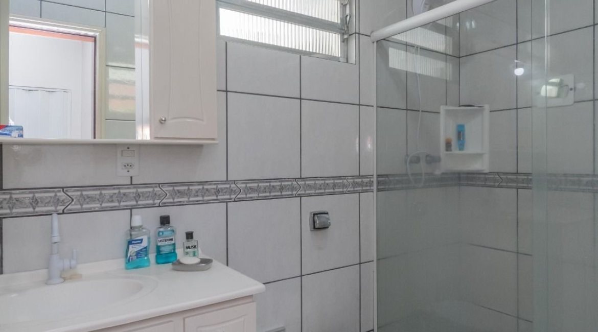 Casa à venda com 302m², 5 dormitórios, 2 suítes, 6 vagas, no bairro Cristal em Porto Alegre