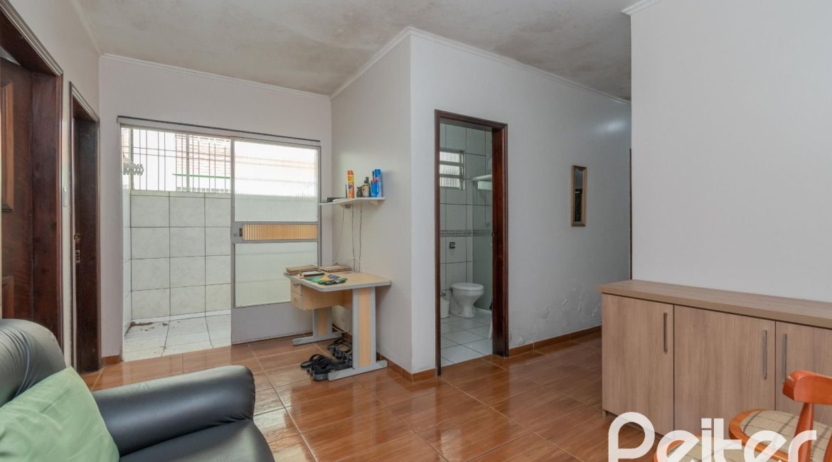 Casa à venda com 302m², 5 dormitórios, 2 suítes, 6 vagas, no bairro Cristal em Porto Alegre