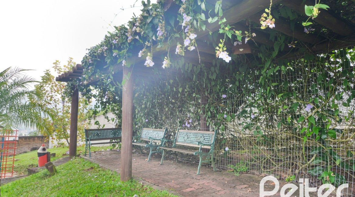 Casa em Condomínio à venda com 150m², 4 dormitórios, 1 suíte, 2 vagas, no bairro Ipanema em PORTO ALEGRE