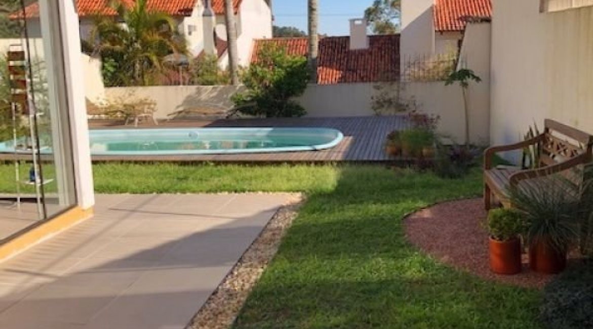 Casa à venda com 208m², 3 dormitórios, 1 suíte, 2 vagas, no bairro Espírito Santo em Porto Alegre