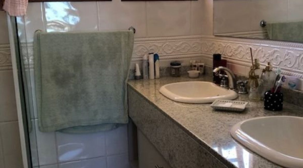 Casa à venda com 208m², 3 dormitórios, 1 suíte, 2 vagas, no bairro Espírito Santo em Porto Alegre