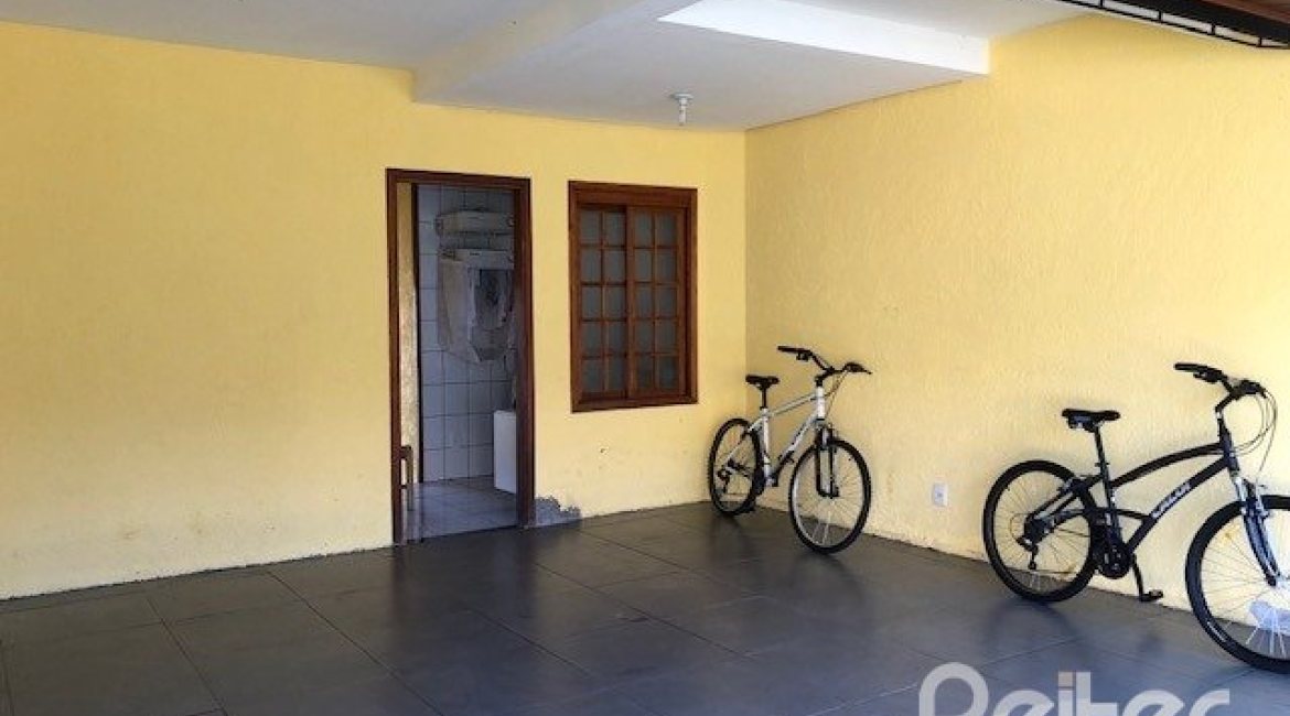 Casa à venda com 208m², 3 dormitórios, 1 suíte, 2 vagas, no bairro Espírito Santo em Porto Alegre