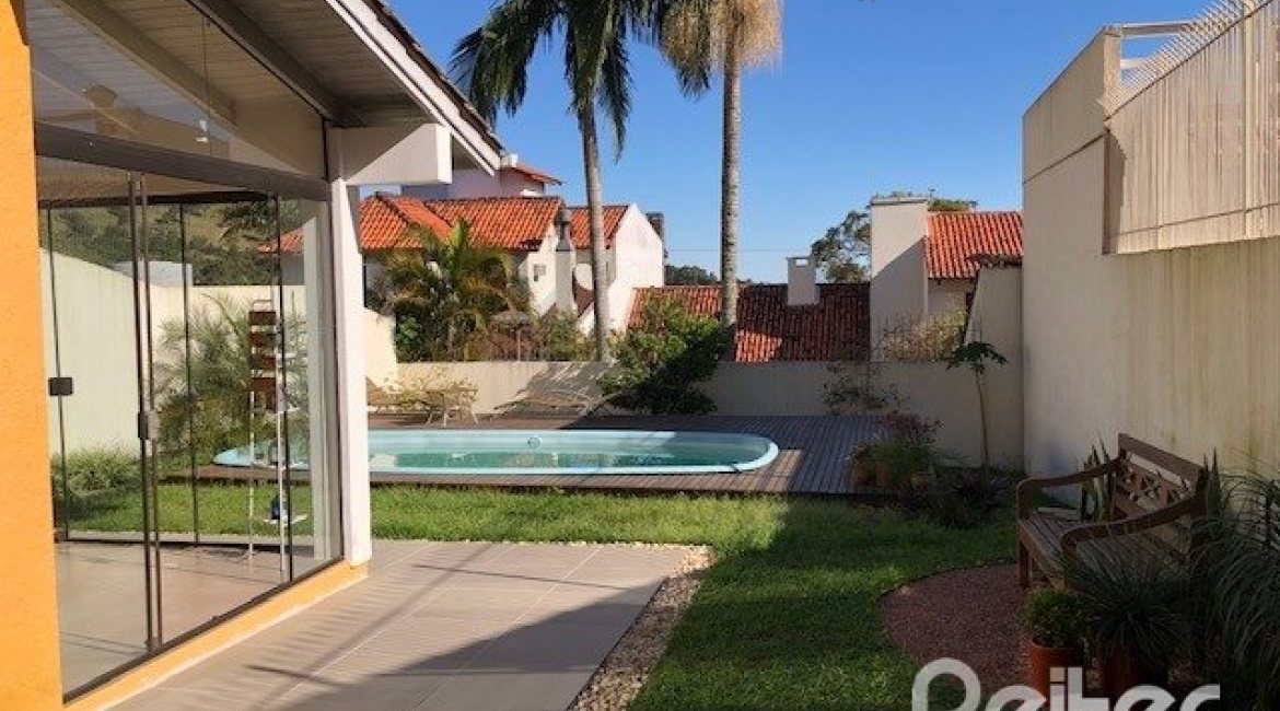 Casa à venda com 208m², 3 dormitórios, 1 suíte, 2 vagas, no bairro Espírito Santo em Porto Alegre