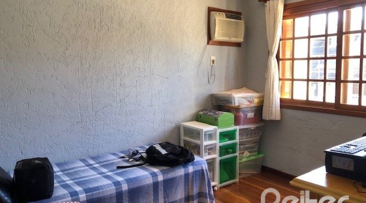 Casa à venda com 208m², 3 dormitórios, 1 suíte, 2 vagas, no bairro Espírito Santo em Porto Alegre