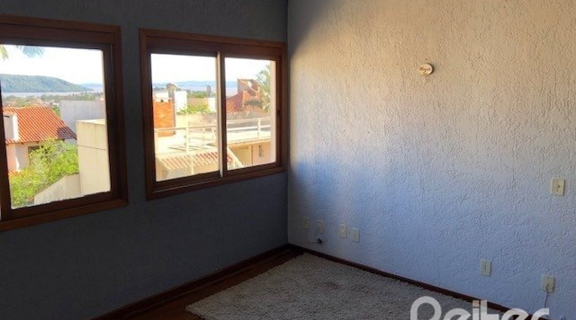 Casa à venda com 208m², 3 dormitórios, 1 suíte, 2 vagas, no bairro Espírito Santo em Porto Alegre