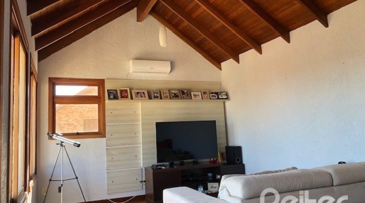 Casa à venda com 208m², 3 dormitórios, 1 suíte, 2 vagas, no bairro Espírito Santo em Porto Alegre