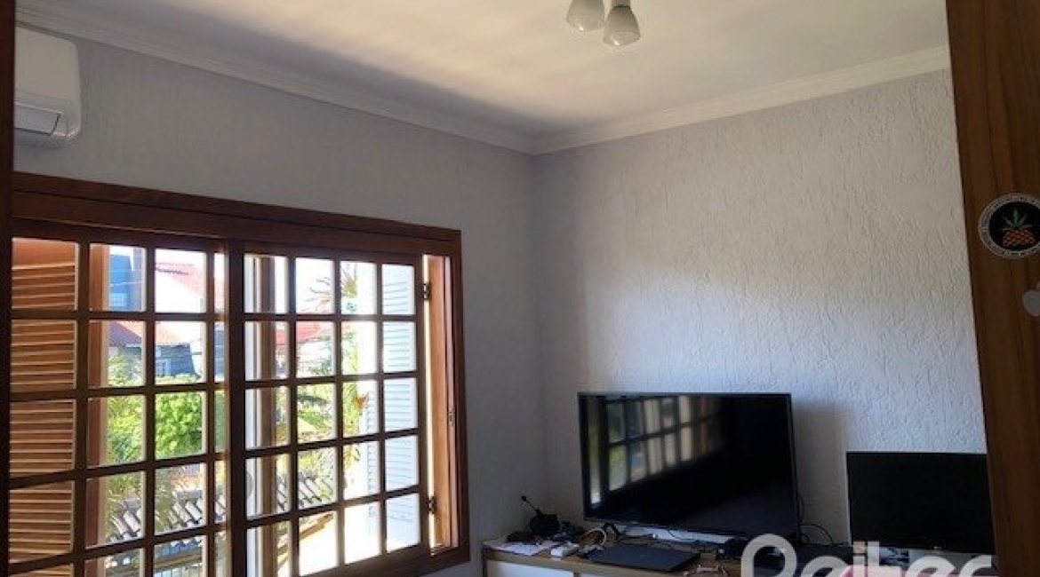 Casa à venda com 208m², 3 dormitórios, 1 suíte, 2 vagas, no bairro Espírito Santo em Porto Alegre