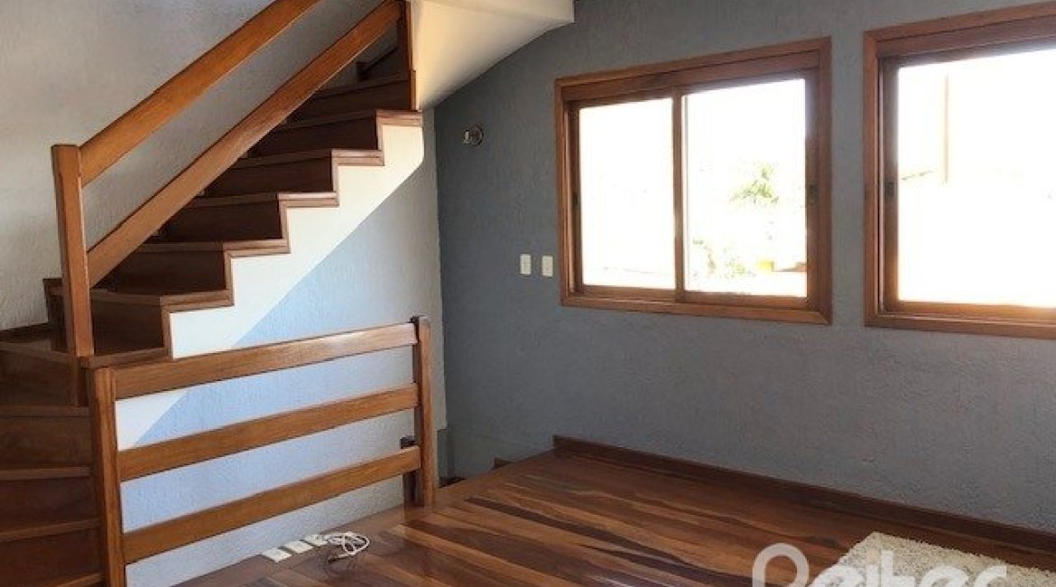 Casa à venda com 208m², 3 dormitórios, 1 suíte, 2 vagas, no bairro Espírito Santo em Porto Alegre