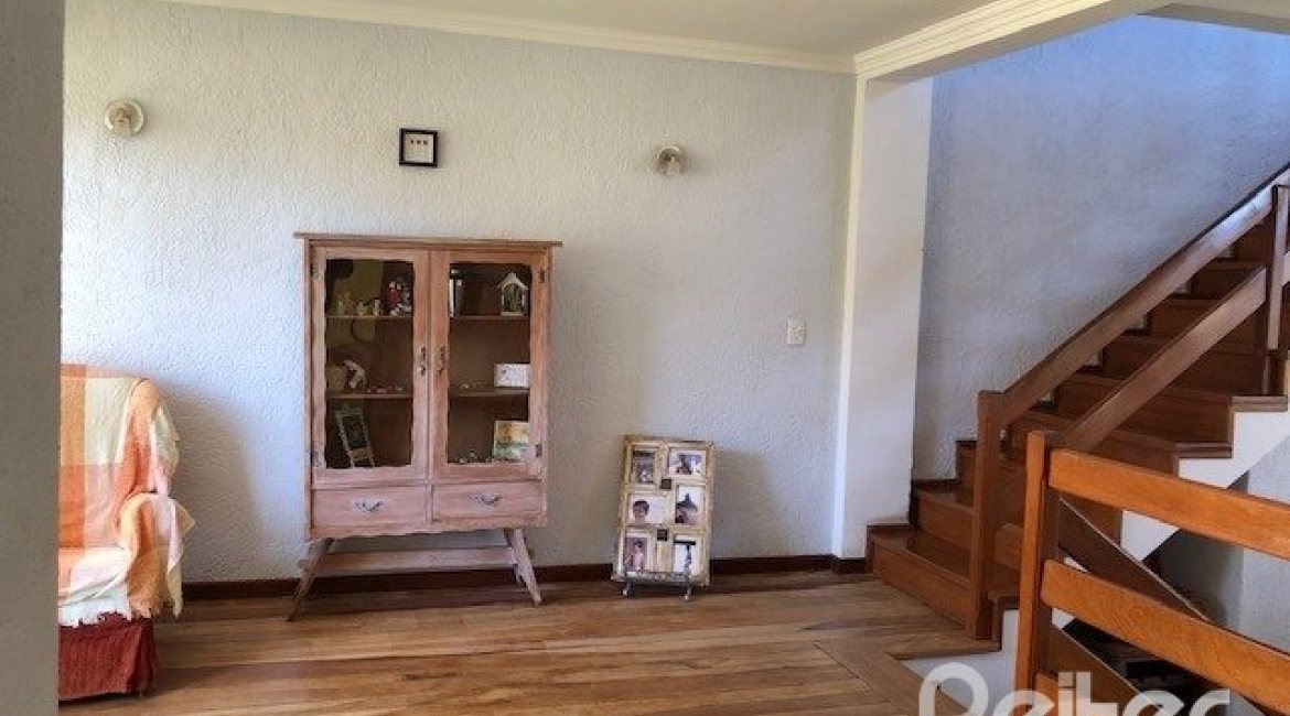 Casa à venda com 208m², 3 dormitórios, 1 suíte, 2 vagas, no bairro Espírito Santo em Porto Alegre