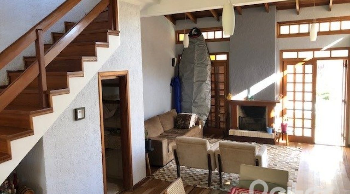 Casa à venda com 208m², 3 dormitórios, 1 suíte, 2 vagas, no bairro Espírito Santo em Porto Alegre