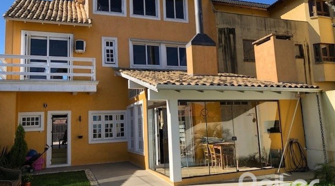 Casa à venda com 208m², 3 dormitórios, 1 suíte, 2 vagas, no bairro Espírito Santo em Porto Alegre