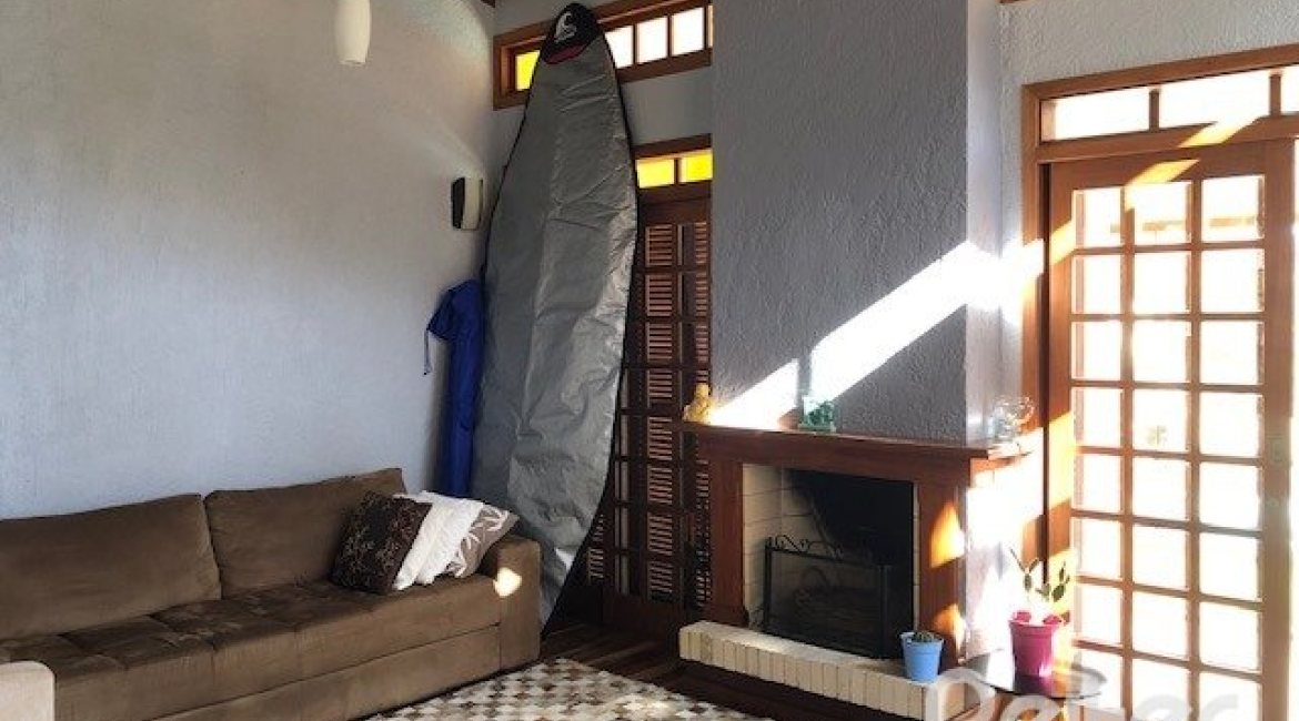 Casa à venda com 208m², 3 dormitórios, 1 suíte, 2 vagas, no bairro Espírito Santo em Porto Alegre