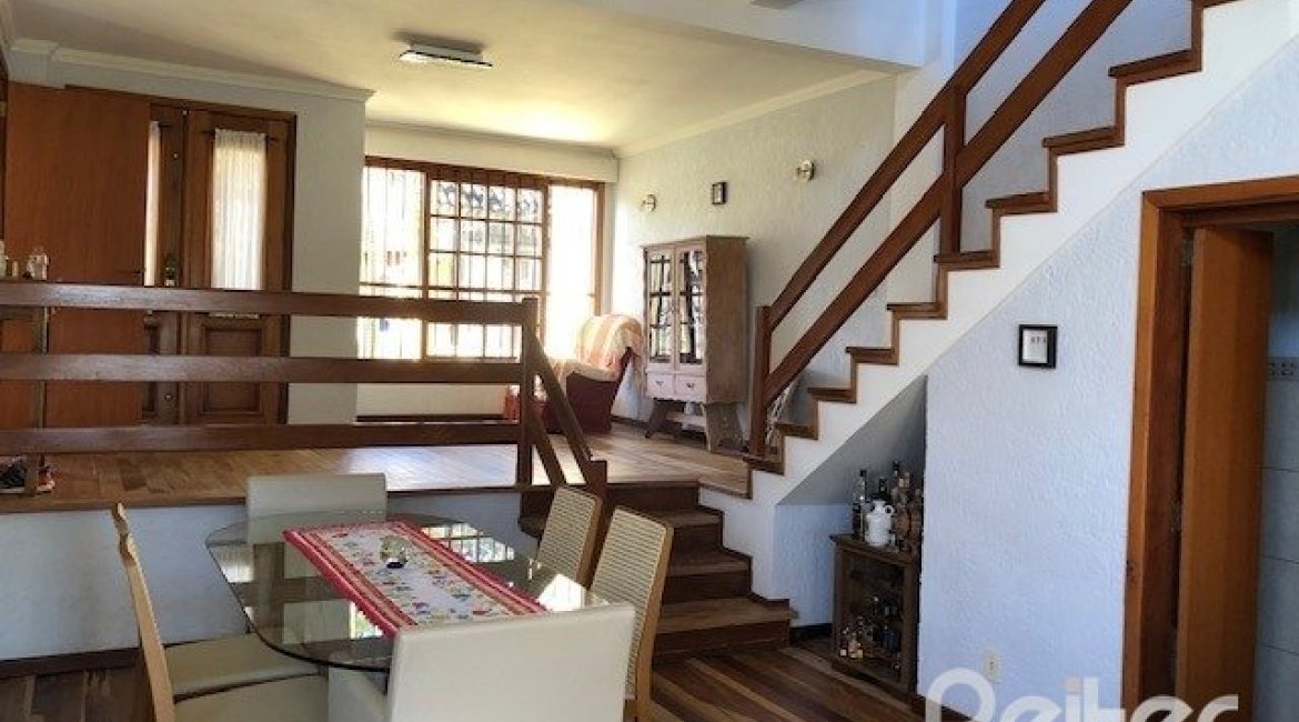 Casa à venda com 208m², 3 dormitórios, 1 suíte, 2 vagas, no bairro Espírito Santo em Porto Alegre