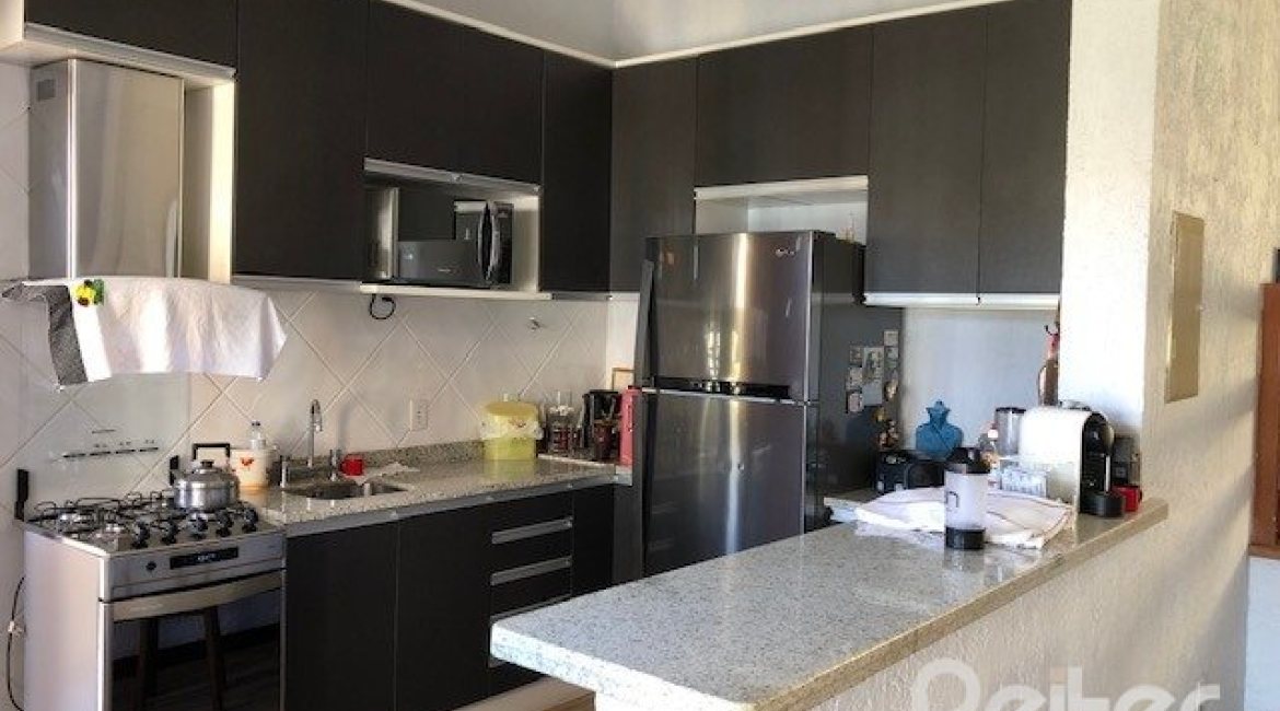 Casa à venda com 208m², 3 dormitórios, 1 suíte, 2 vagas, no bairro Espírito Santo em Porto Alegre