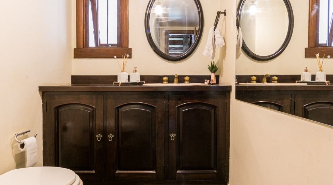 Casa à venda com 370m², 4 dormitórios, 2 suítes, 5 vagas, no bairro Vila Assunção em Porto Alegre