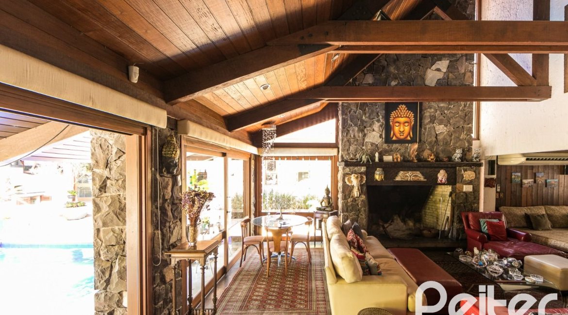 Casa à venda com 370m², 4 dormitórios, 2 suítes, 5 vagas, no bairro Vila Assunção em Porto Alegre