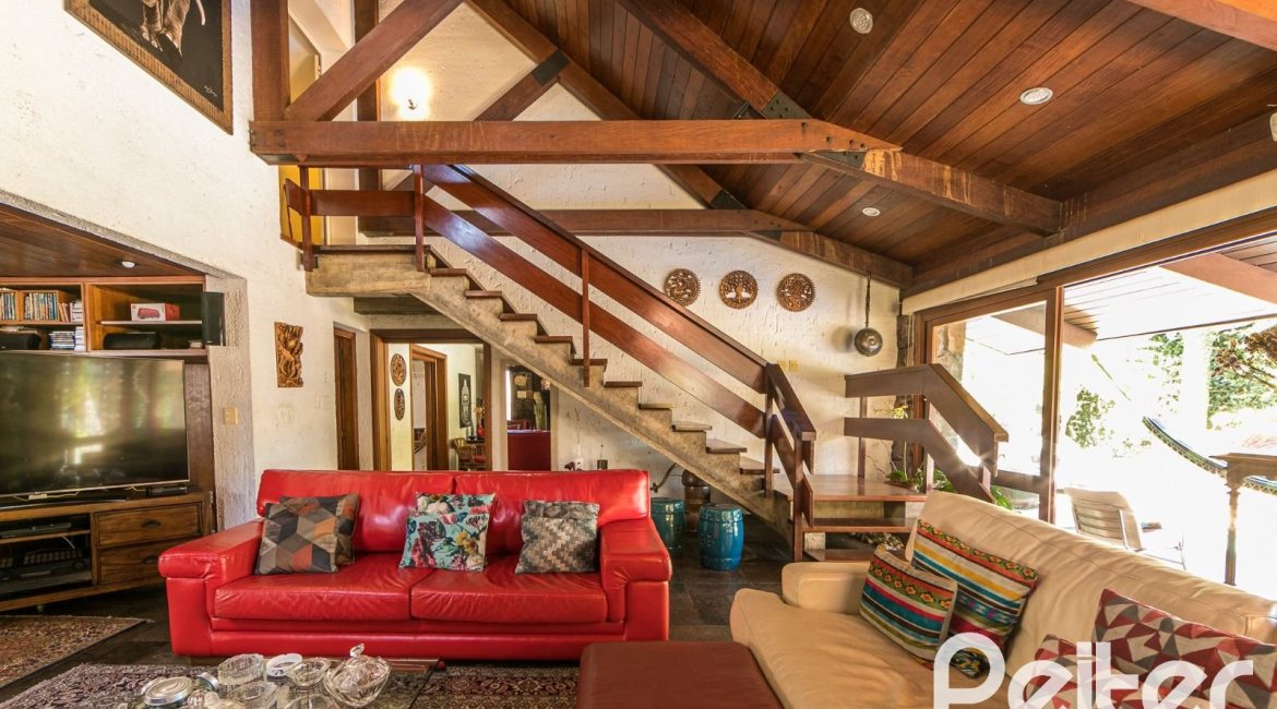 Casa à venda com 370m², 4 dormitórios, 2 suítes, 5 vagas, no bairro Vila Assunção em Porto Alegre