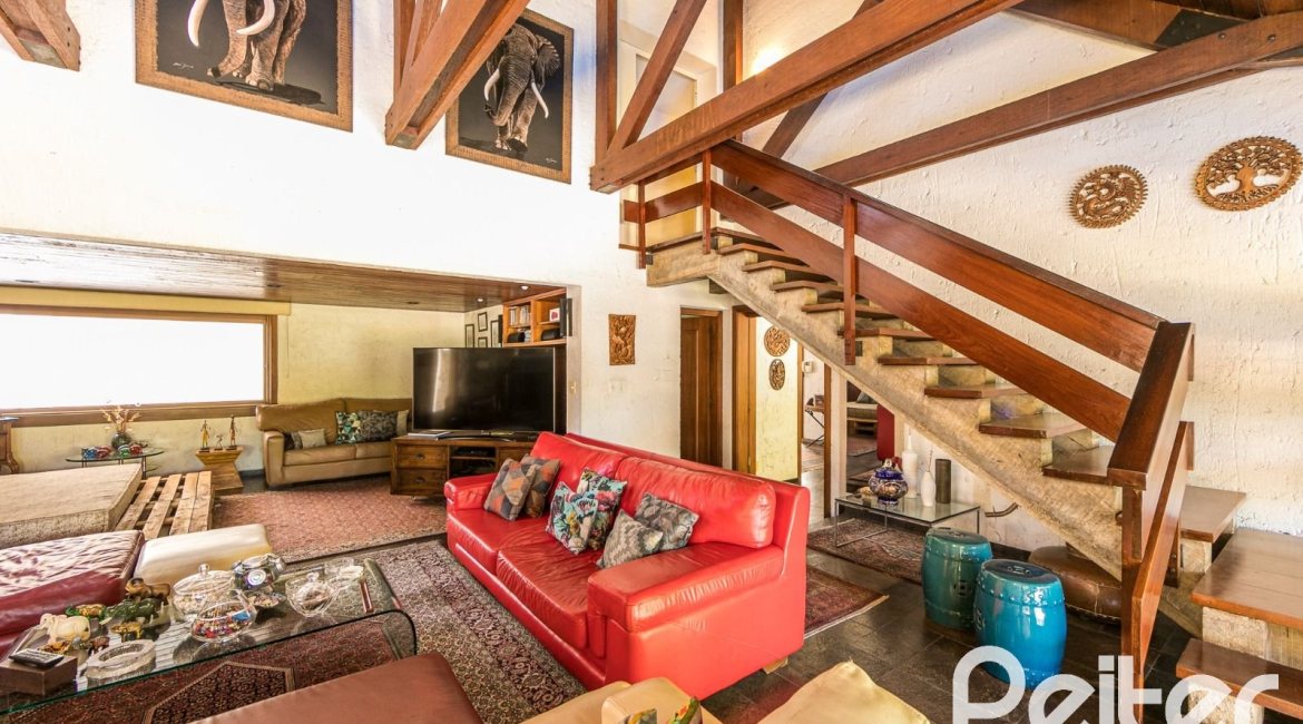 Casa à venda com 370m², 4 dormitórios, 2 suítes, 5 vagas, no bairro Vila Assunção em Porto Alegre