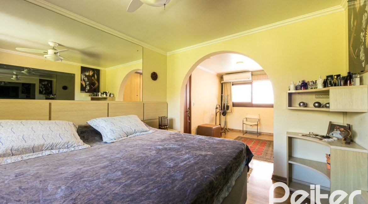 Casa à venda com 370m², 4 dormitórios, 2 suítes, 5 vagas, no bairro Vila Assunção em Porto Alegre