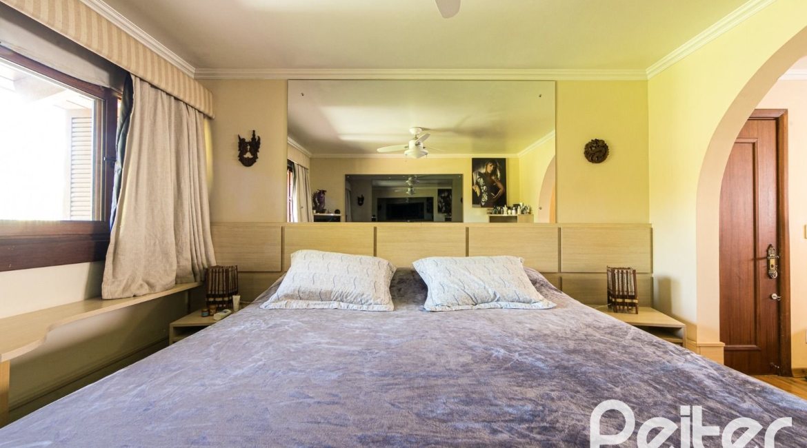 Casa à venda com 370m², 4 dormitórios, 2 suítes, 5 vagas, no bairro Vila Assunção em Porto Alegre